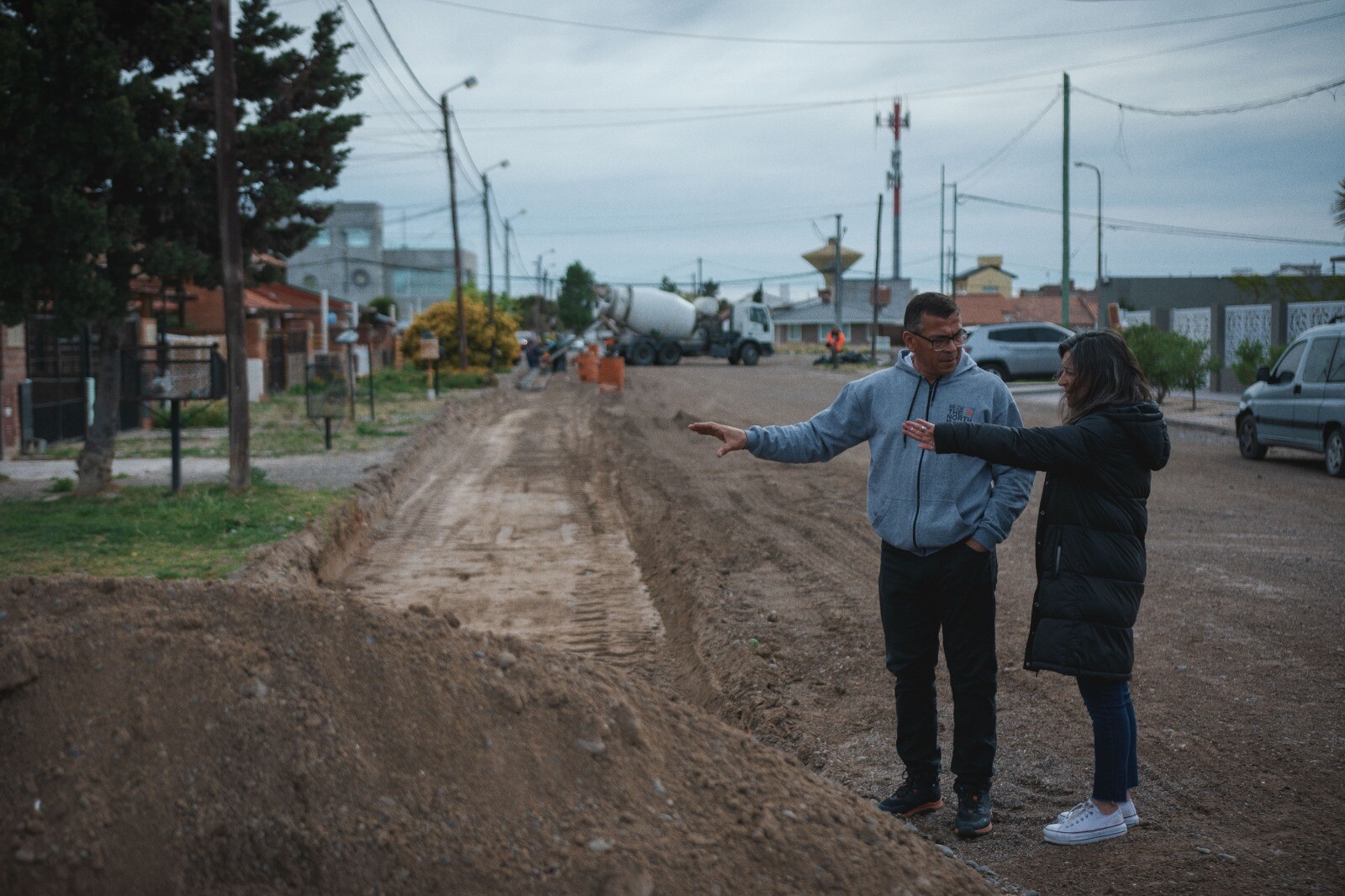 Rawson - Obras Públicas Municipal dio inició a los trabajos de construcción del cordón cuneta de la calle Zorrilla Sánchez (1).jpeg