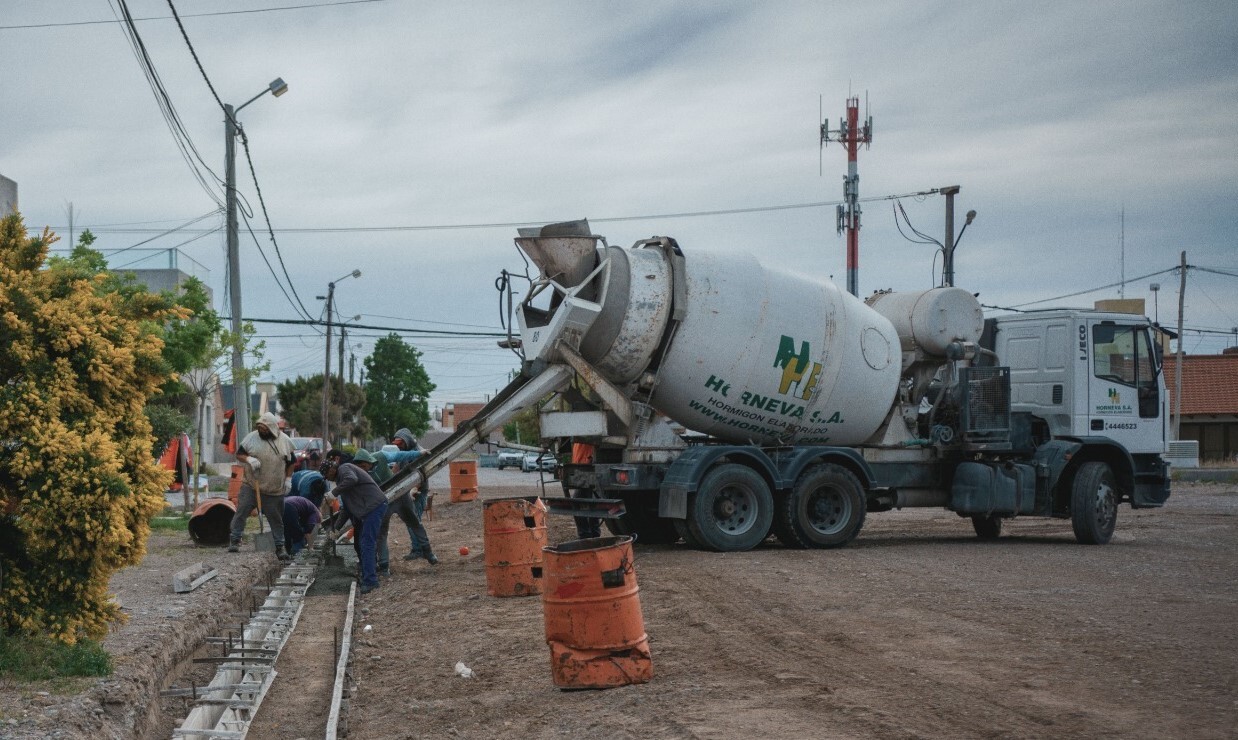 Rawson: Obras Públicas Municipal dio inició a los trabajos de construcción del cordón cuneta de la calle Zorrilla Sánchez