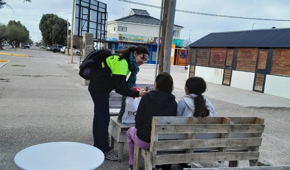 Rawson trabaja en la visibilización de la Ordenanza Municipal que prohíbe arrojar colillas en la vía pública