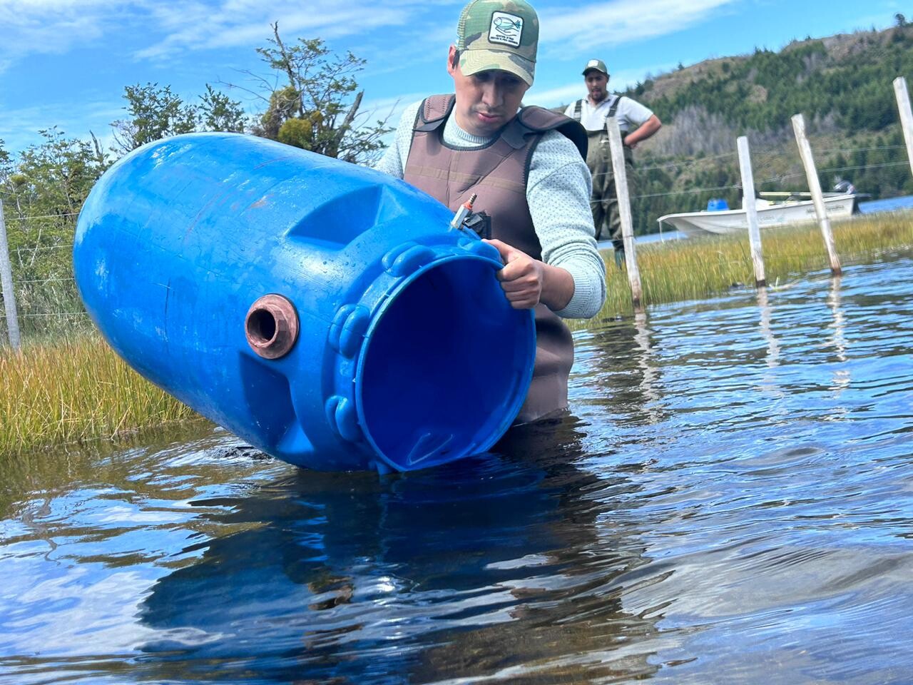 Chubut realiza resiembra de alevines en Laguna Larga