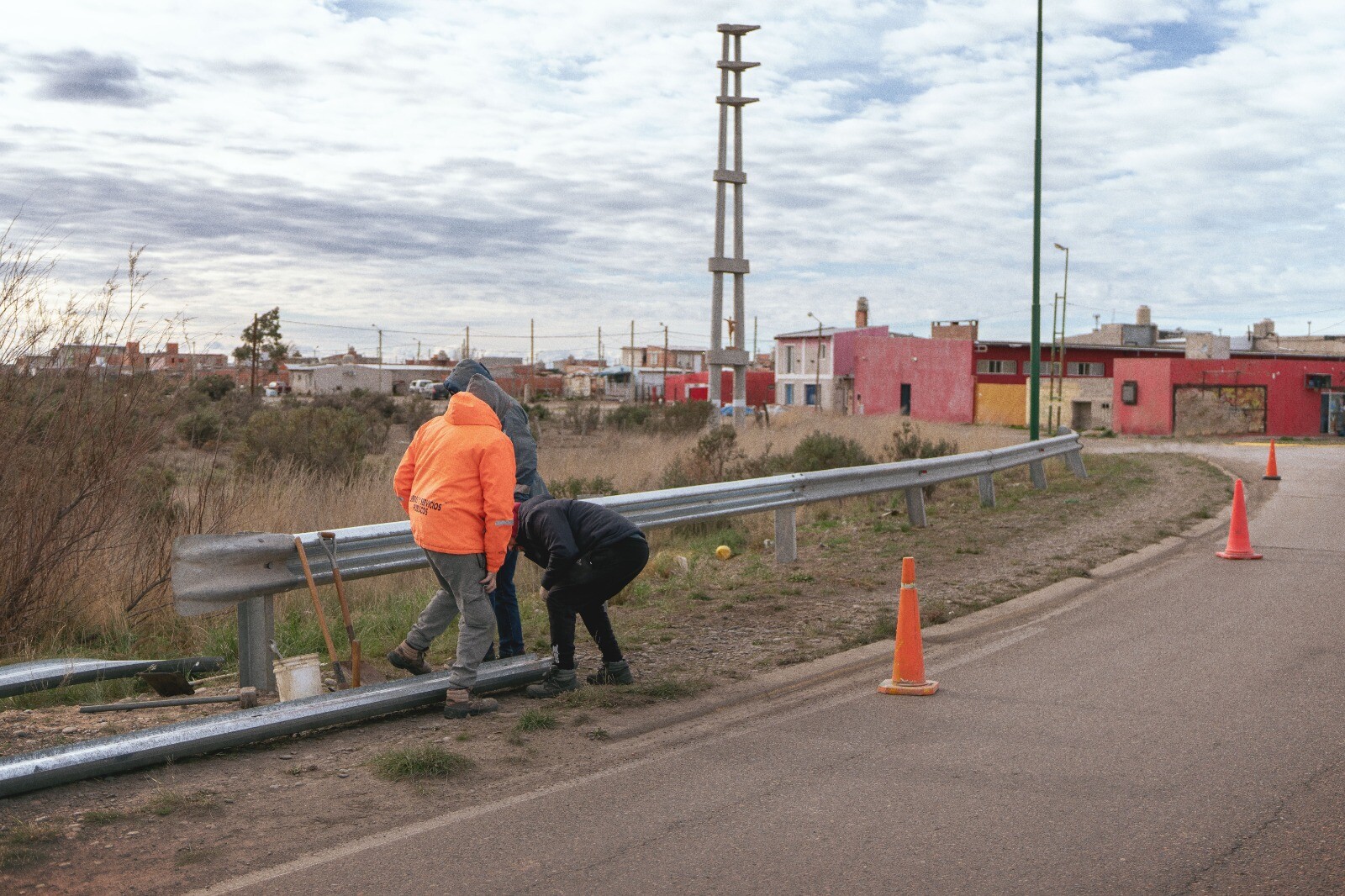 La Municipalidad de Rawson mejoró la seguridad vial con la reparación de los guardarraíles de Ruta 7