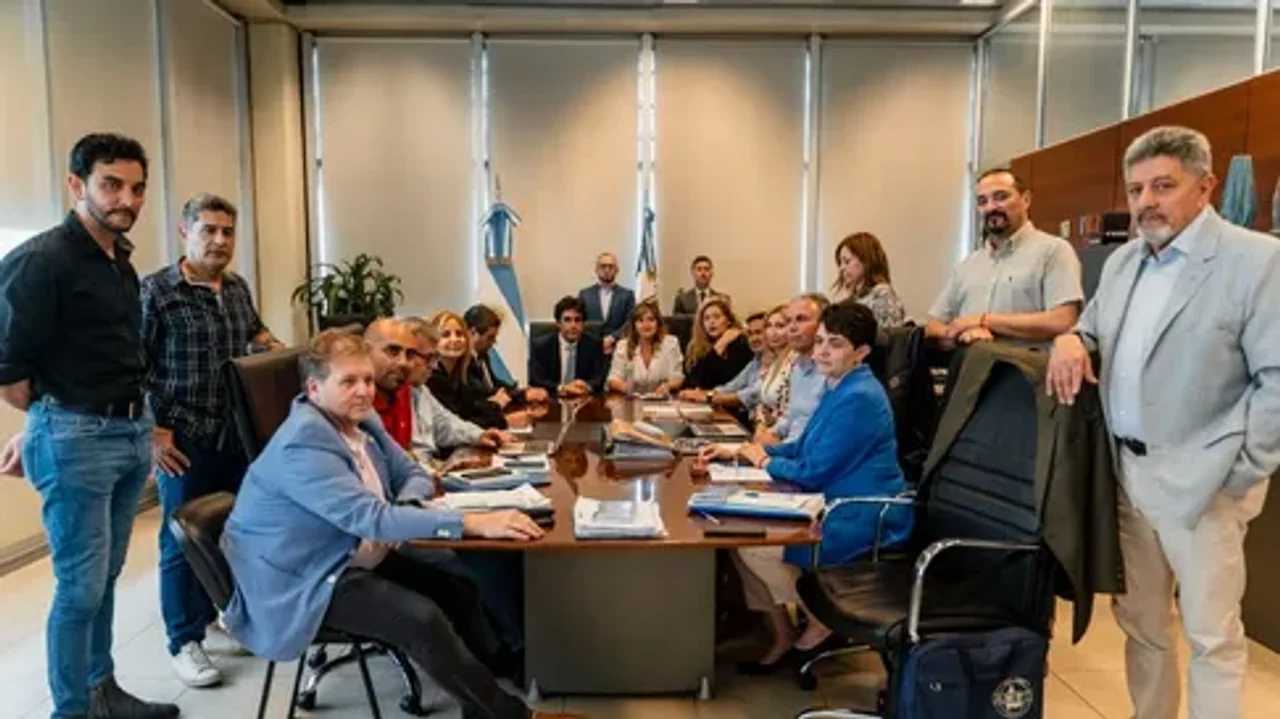 UDA, UDAP y AMET aceptaron la propuesta oficial del gobierno provincial acordando para los salarios docentes de octubre y noviembre y una nueva reunión para el 25 de noviembre a las 14 horas