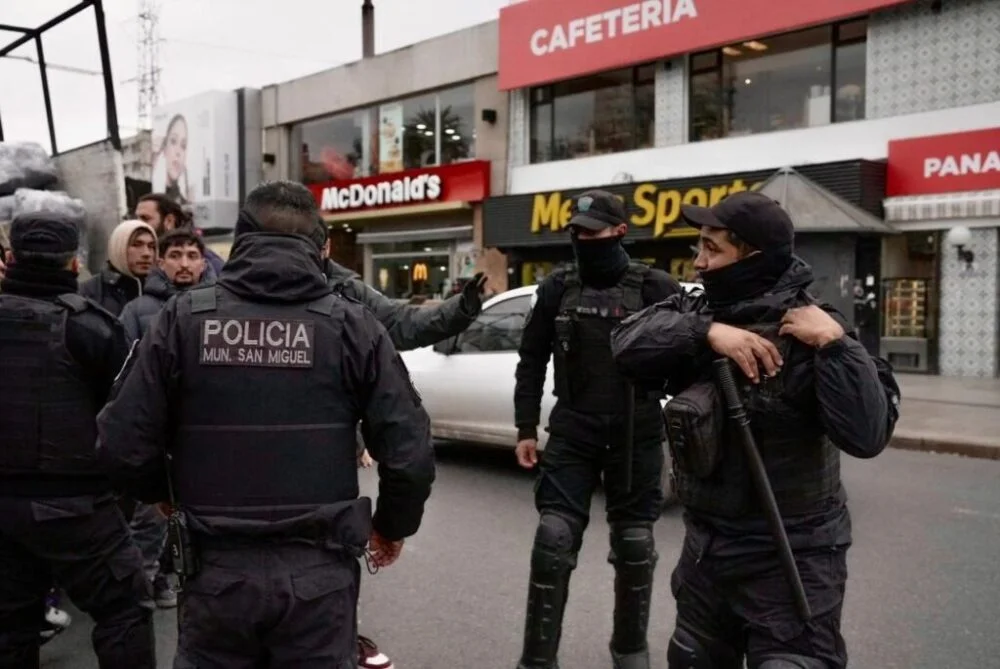 La barra de San Miguel se enfrentó con la Policía