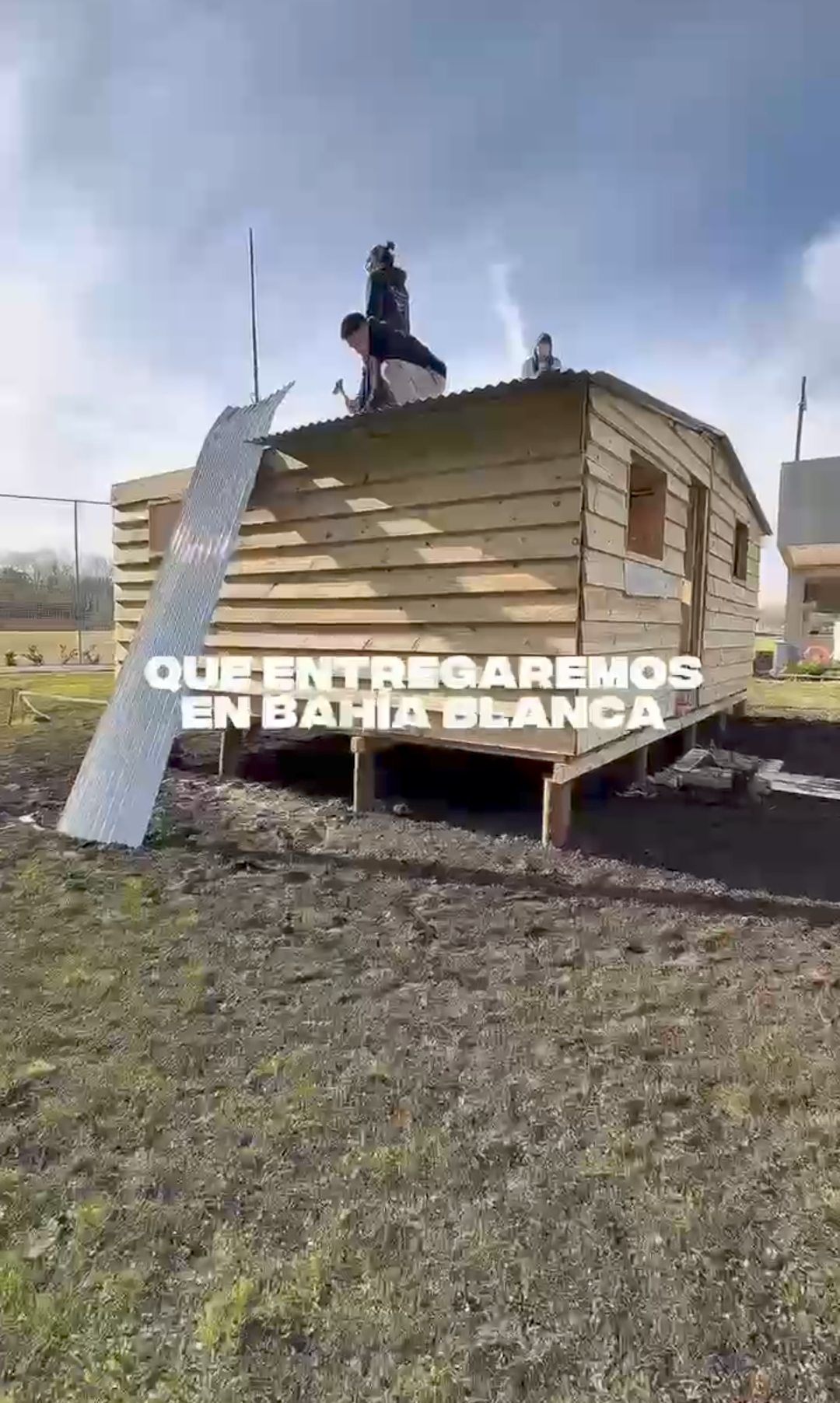 La AFA entregó una de las 35 casas que donará a familias de Bahía Blanca