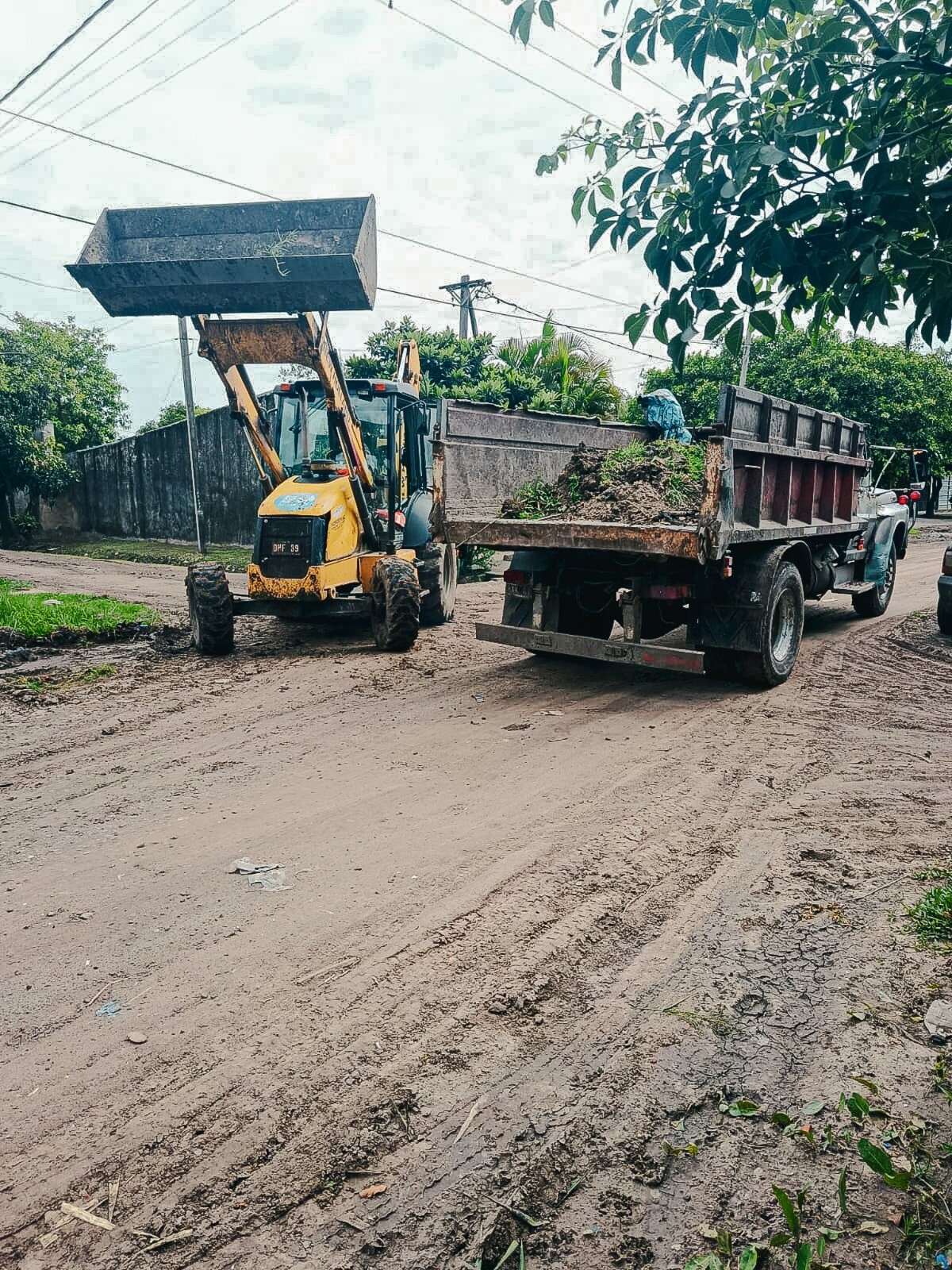 Servicios2.jpg Los trabajos municipales se enfocaron este viernes en el mantenimiento de desagües pluviales