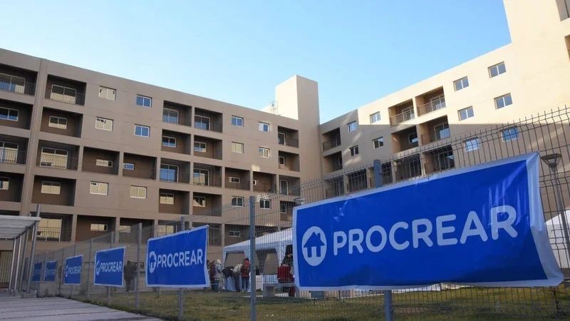 Milei disuelve el PROCREAR y transfieren viviendas a las Fuerzas de Seguridad