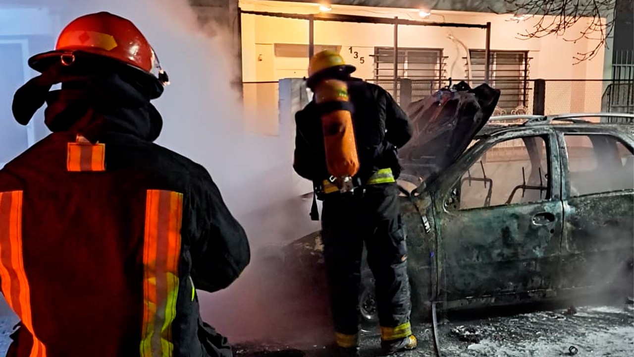 Un automóvil se incendió en Federación y las pérdidas fueron totales