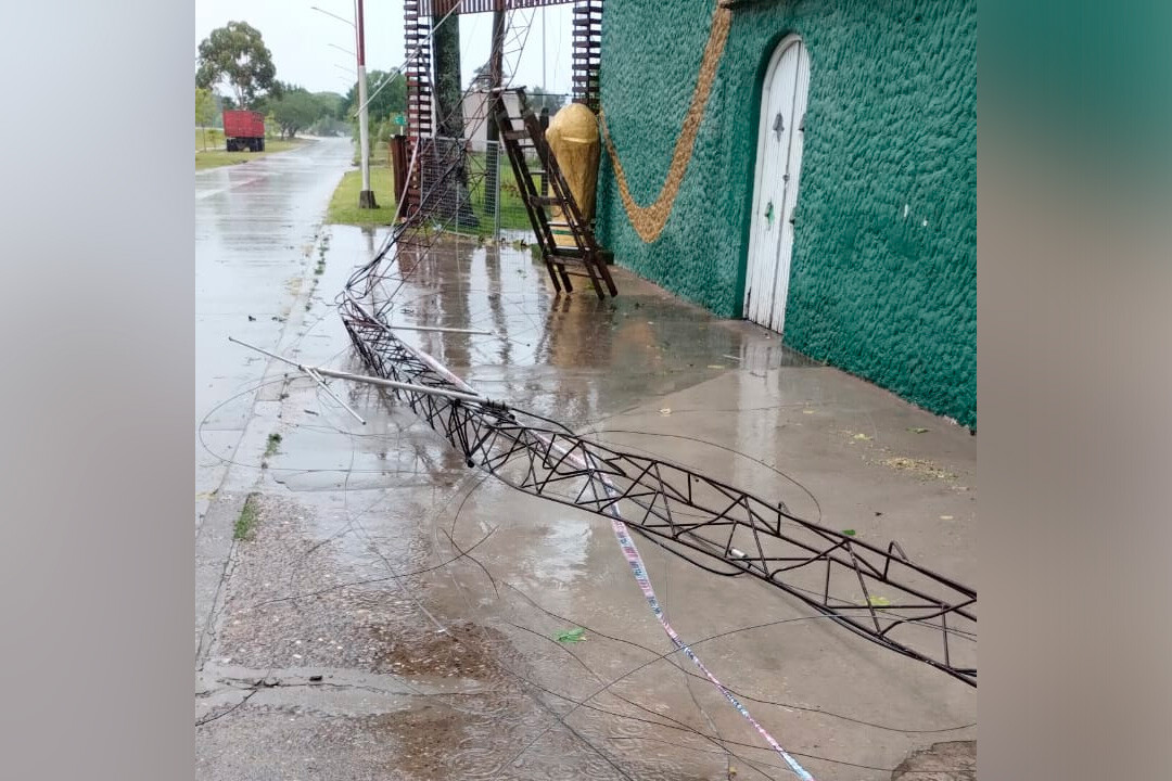 Fuerte temporal en San Jaime derrumbó la torre de una emisora
