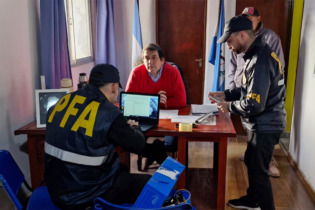Por presunta corrupción, allanaron un municipio de Corrientes y la casa del intendente