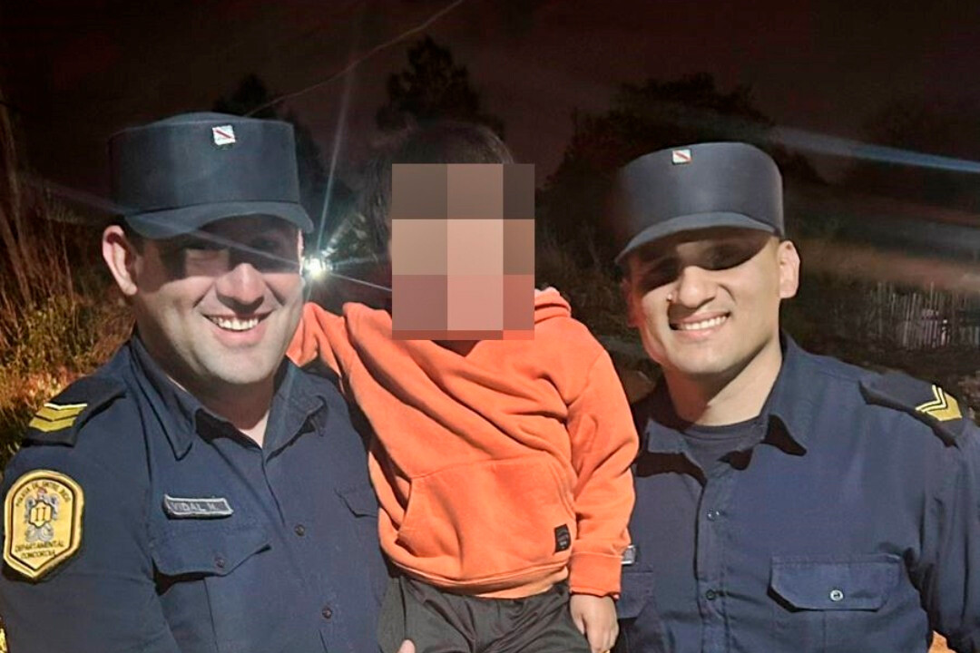 Policías salvaron la vida de un niño de 2 años realizándole (RCP)