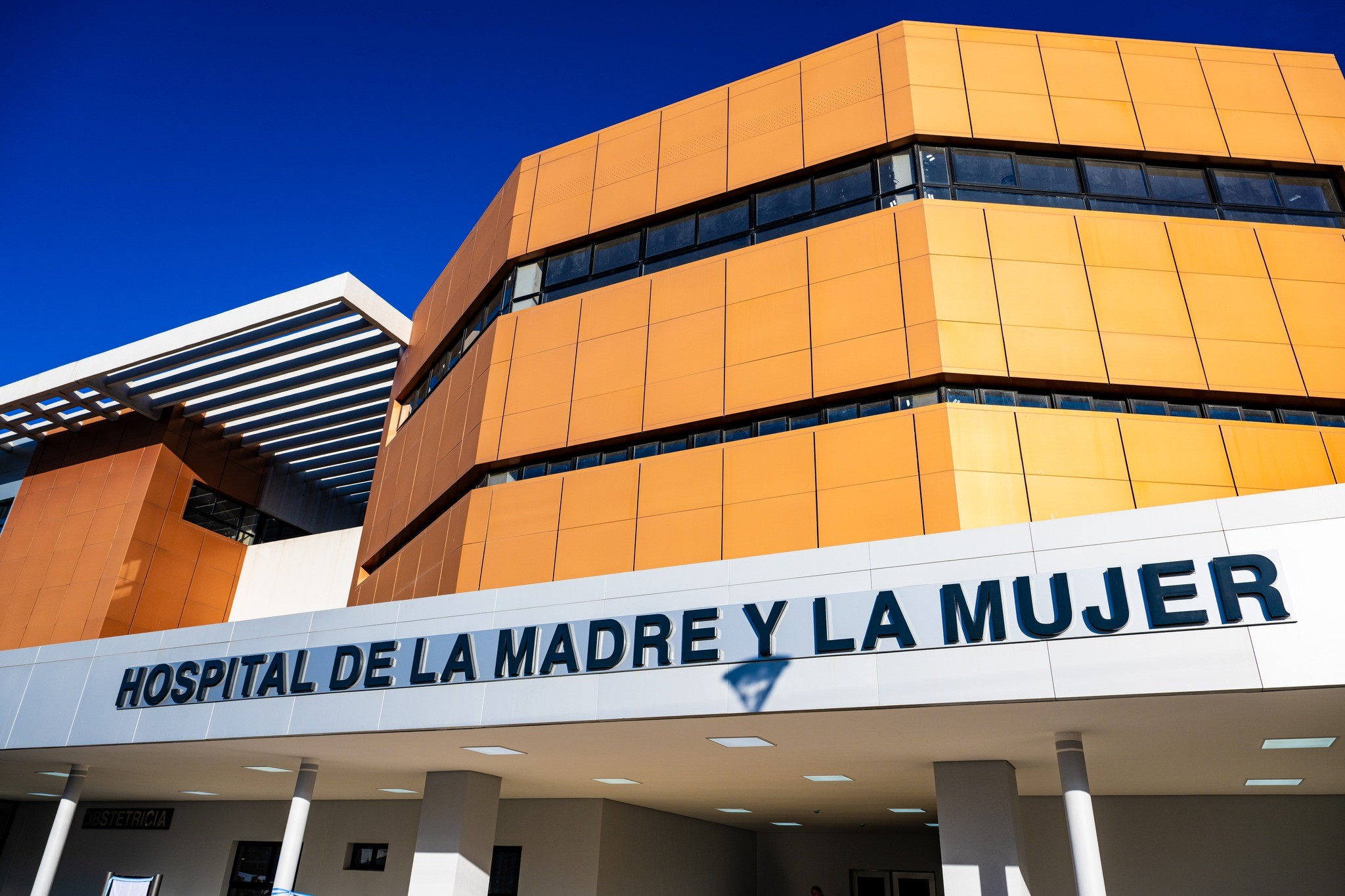 El gobernador, inauguró el Hospital de la Madre y la Mujer y dotó de ambulancias al sistema de salud provincial