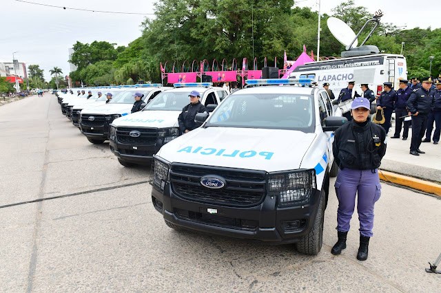 Sin título.jpg El gobernador Gildo Insfránentregó 50 nuevos móviles y equipamiento integral a la Policía