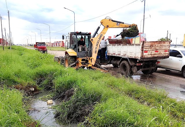 Sin título.jpg La comuna dio continuidad este lunes a los trabajos de mantenimiento del drenaje urbano