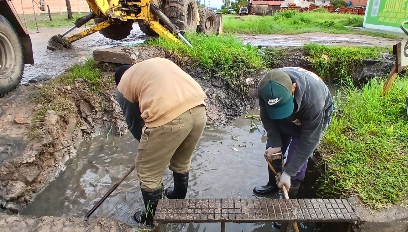 El Municipio se abocó este viernes a la limpieza y desobstrucción de canales de desagües