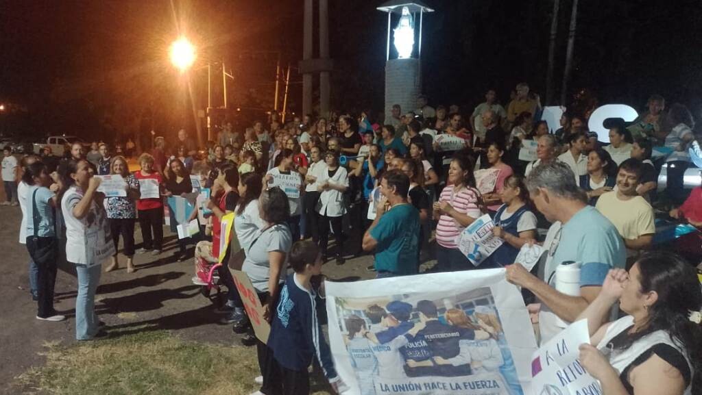 Empleados públicos auto-convocados, docencia, seguridad y salud de Las Toscas, reclaman un gobierno provincial presente.