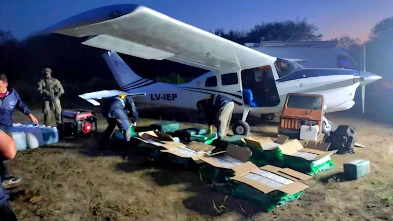 Golpe al narcotráfico en el departamento Vera: interceptan aeronave con 400 kilos de cocaína