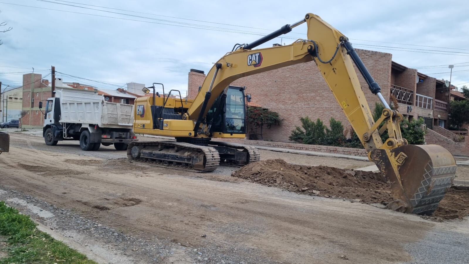 TRABAJOS DE MOVIMIENTO DE SUELO PARA NUEVAS OBRAS DE PAVIMENTACIÓN EN PLAYA UNIÓN.jpeg Rawson inició el movimiento de suelo para avanzar con nuevas obras de pavimentación en Playa Unión.