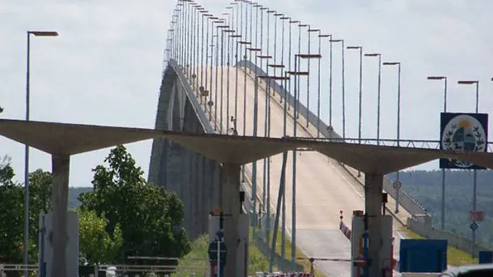 Colón: Mujer tomó la drástica decisión de quitarse la vida arrojándose al río Uruguay desde el puente internacional.