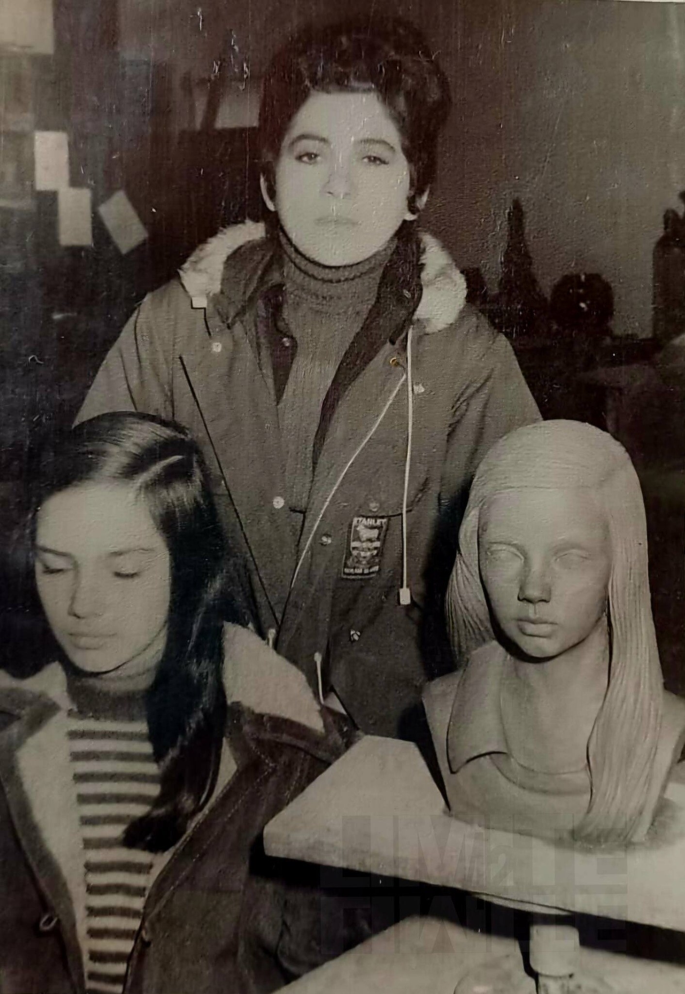 Tita Marinet Meza posando junto a la modelo de su obra.jpg