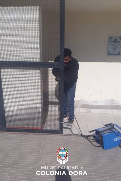 Trabajos en plazoleta.jpg Trabajos de mantenimiento en plazas