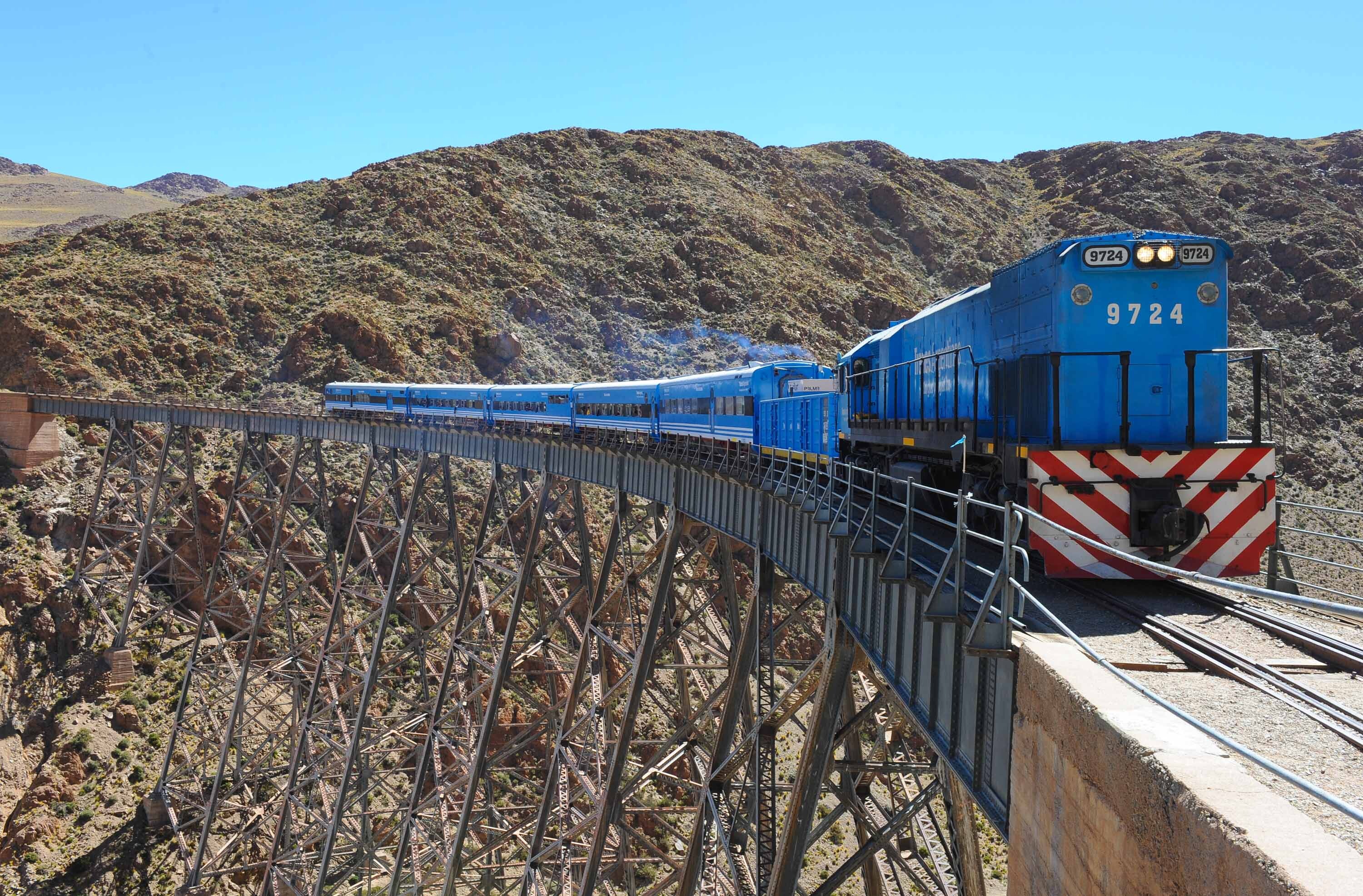 Tren_a_las_nubes_crossing_viaduct2.jpg