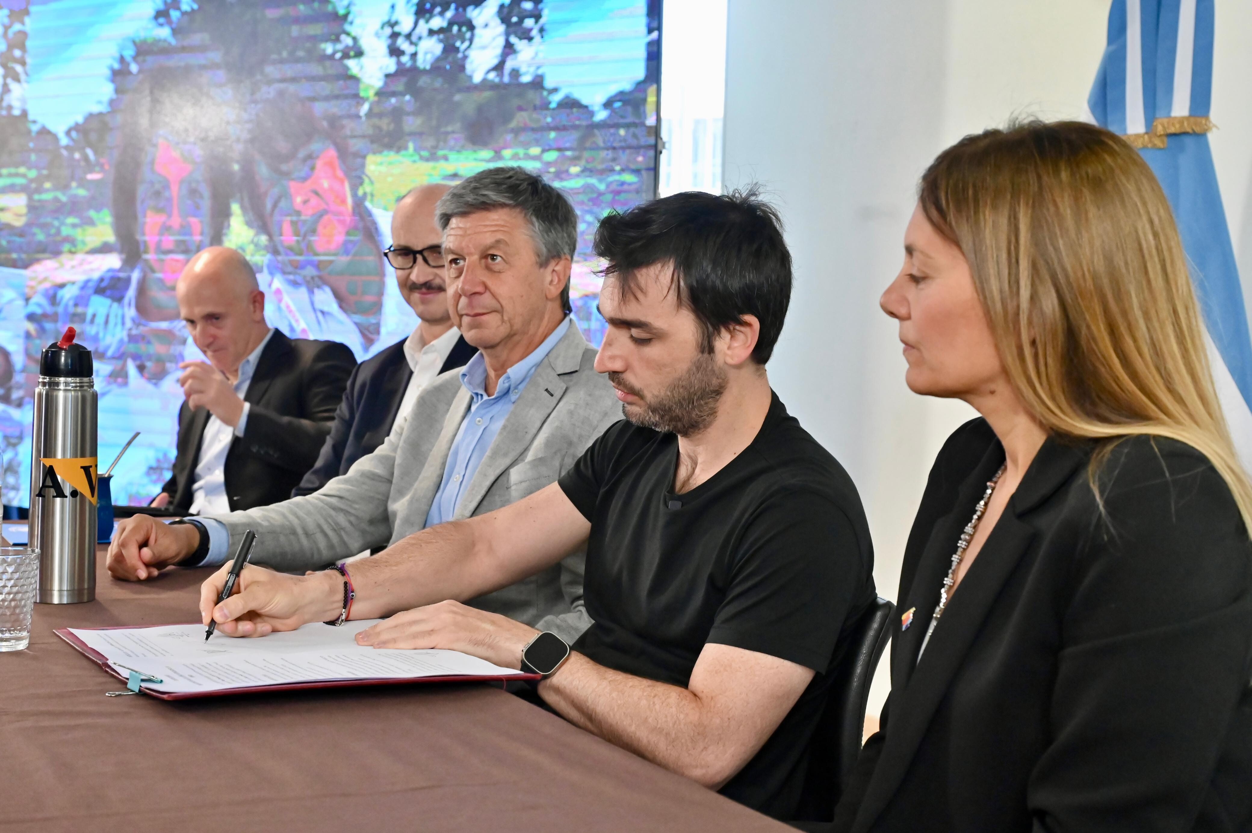 Unicef2.jpg Torres firmó un acuerdo con UNICEF para la inclusión y protección integral de la niñez y la adolescencia en Chubut