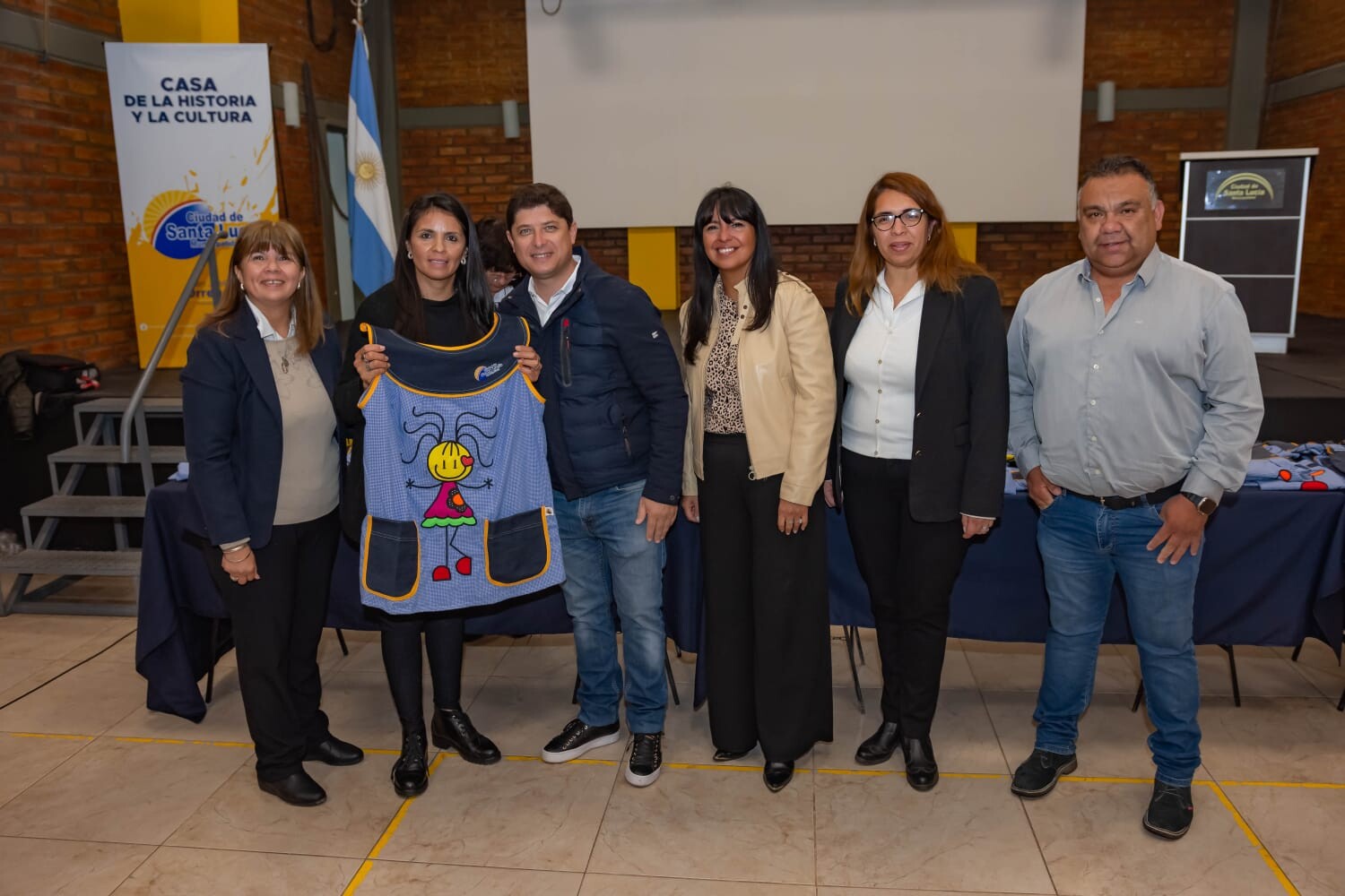 SANTA LUCÍA: entrega de Uniformes a Jardines Municipales