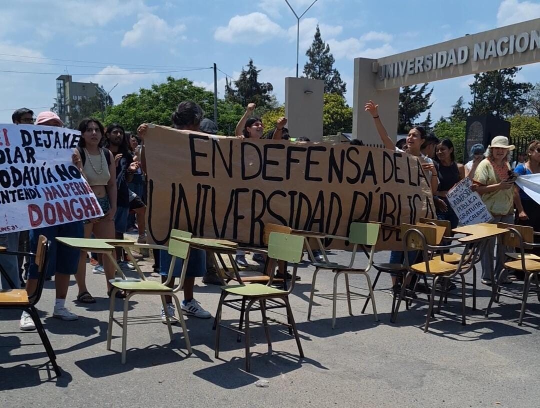 Univ.jpeg UNSA: Alumnos cortaron la calle en reclamo por el financiamiento a las universidades