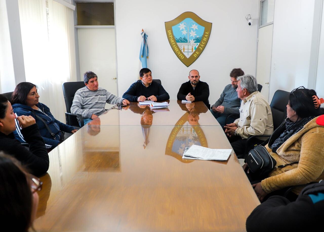 JÁCHAL: El intendente Matías Espejo se reunió con vecinos de San Roque por el reclamo de la Ruta Provincial 478