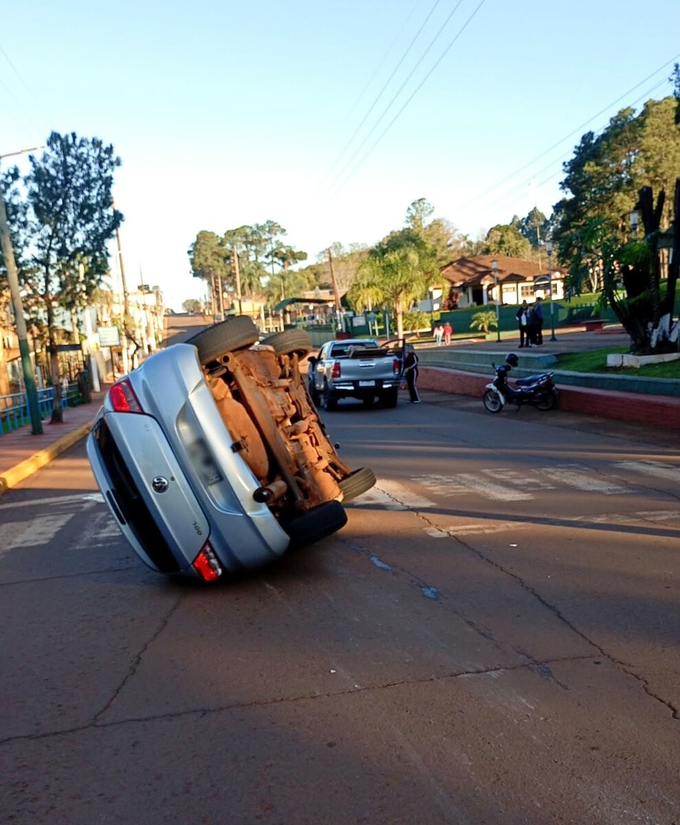 San Pedro un automóvil volcó tras colisionar con una camioneta
