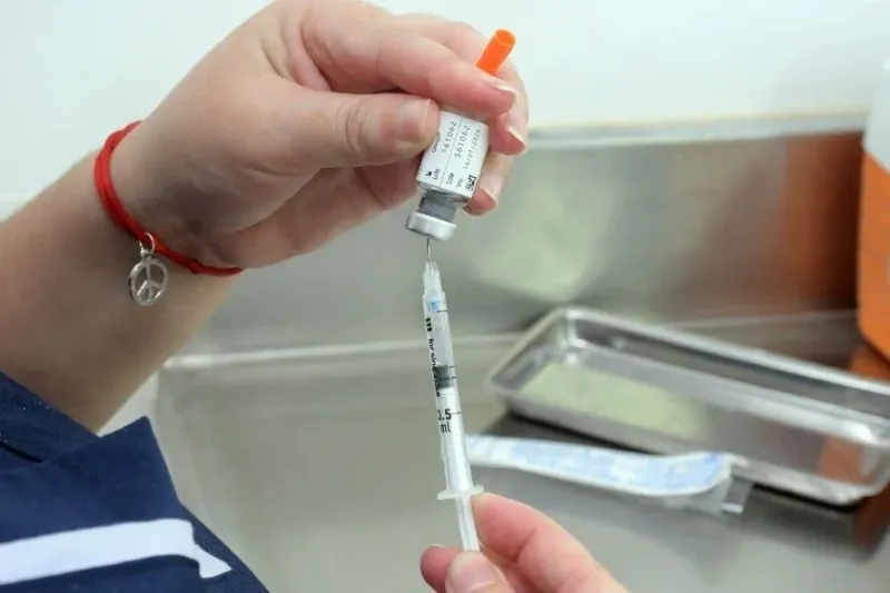 Vacunación antigripal: fuerte demanda y faltantes en PAMI