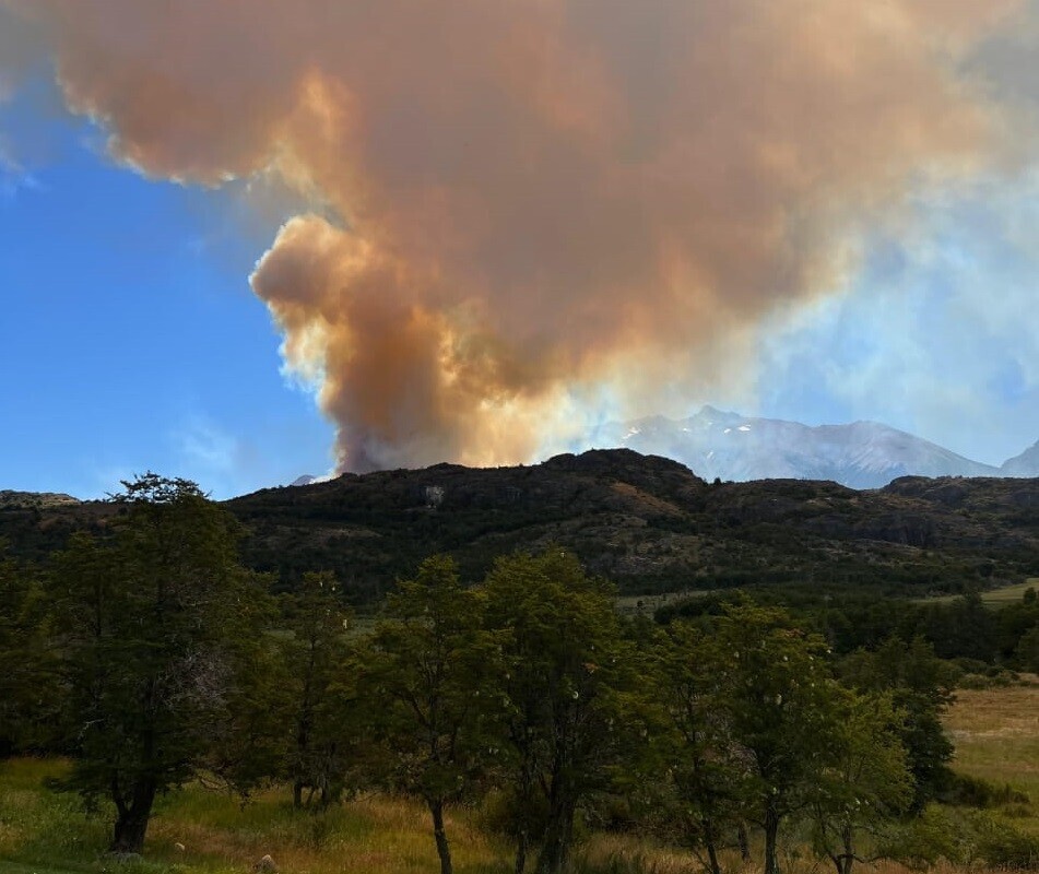 El Gobierno de la Provincia refuerza el operativo para controlar el incendio registrado en Atilio Viglione