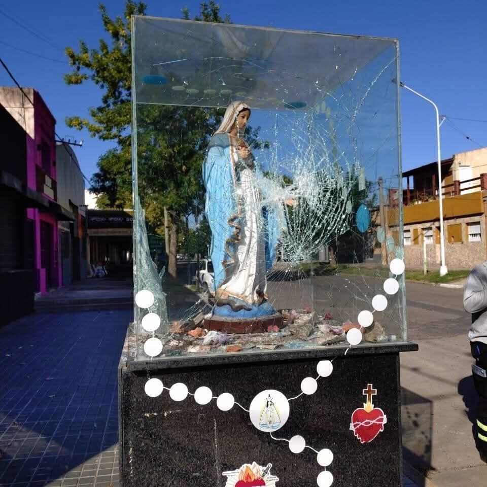 Virgen villa el prado.jpg Vandalizaron la imagen de la Virgen en el «20»