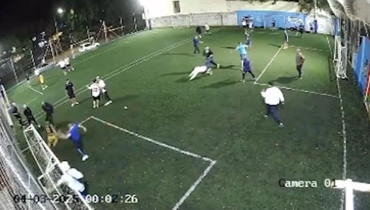 VIOLENCIA: brutal pelea entre barras de Vélez y policías de la ciudad de Buenos Aires