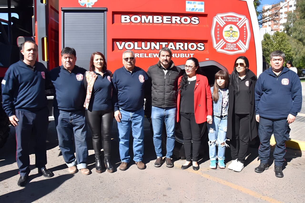 WhatsApp Image 2024-10-08 at 6.21.45 PM.jpeg Bomberos Voluntarios presentaron tres nuevas unidades y Merino destacó la administración «austera y transparente» de la comisión