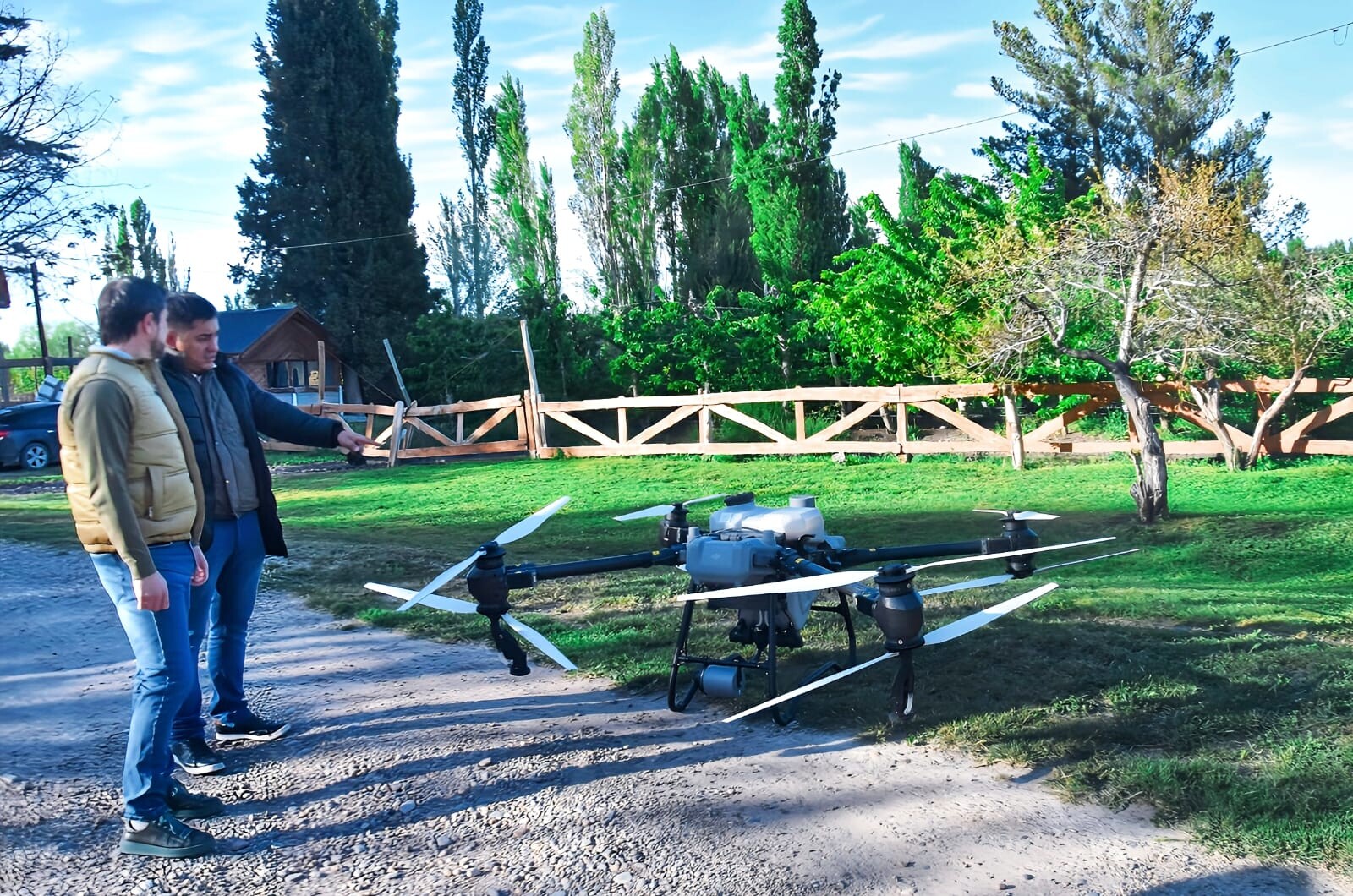 Merino visitó “Huella Cero”, innovación agrícola y ambiental en Trelew