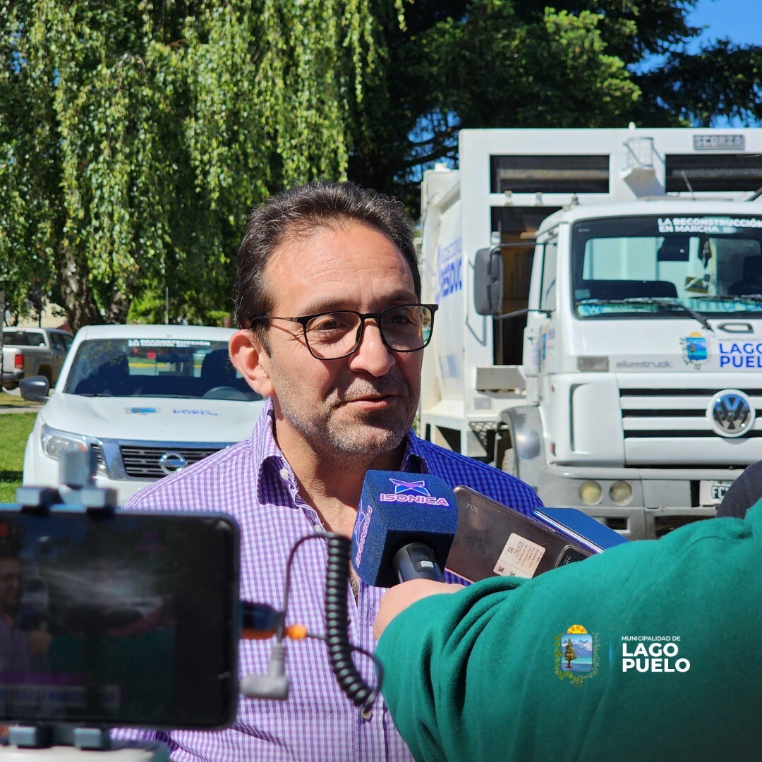 LAGO PUELO: El Intendente Iván Fernández presento nueva flota Vehicular Municipal