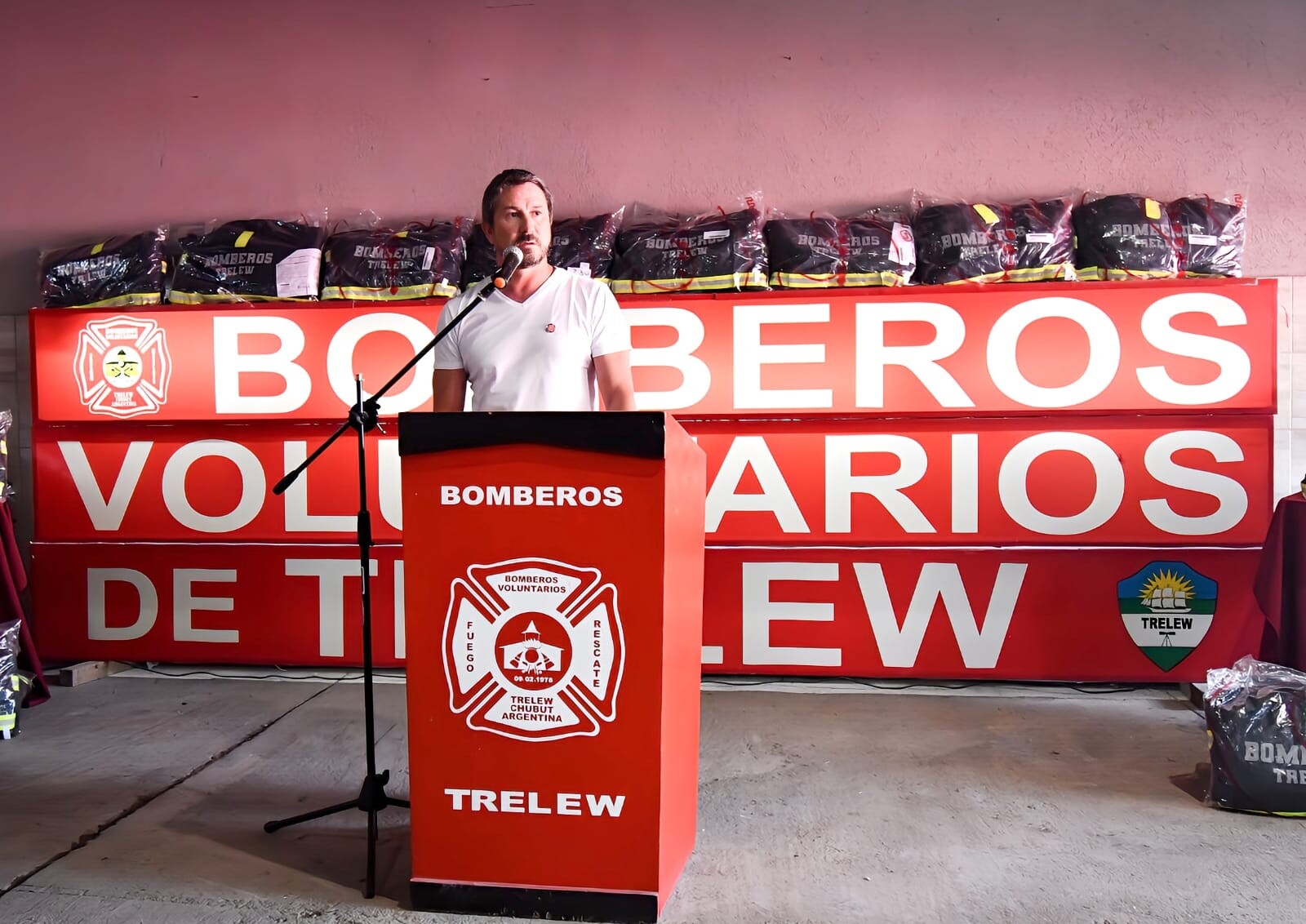 En el 49 aniversario de los Bomberos, Merino reconoció el compromiso y la administración ordenada de la institución