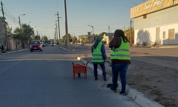 Continúan las tareas de mantenimiento de los espacios públicos para garantizar salubridad en los barrios