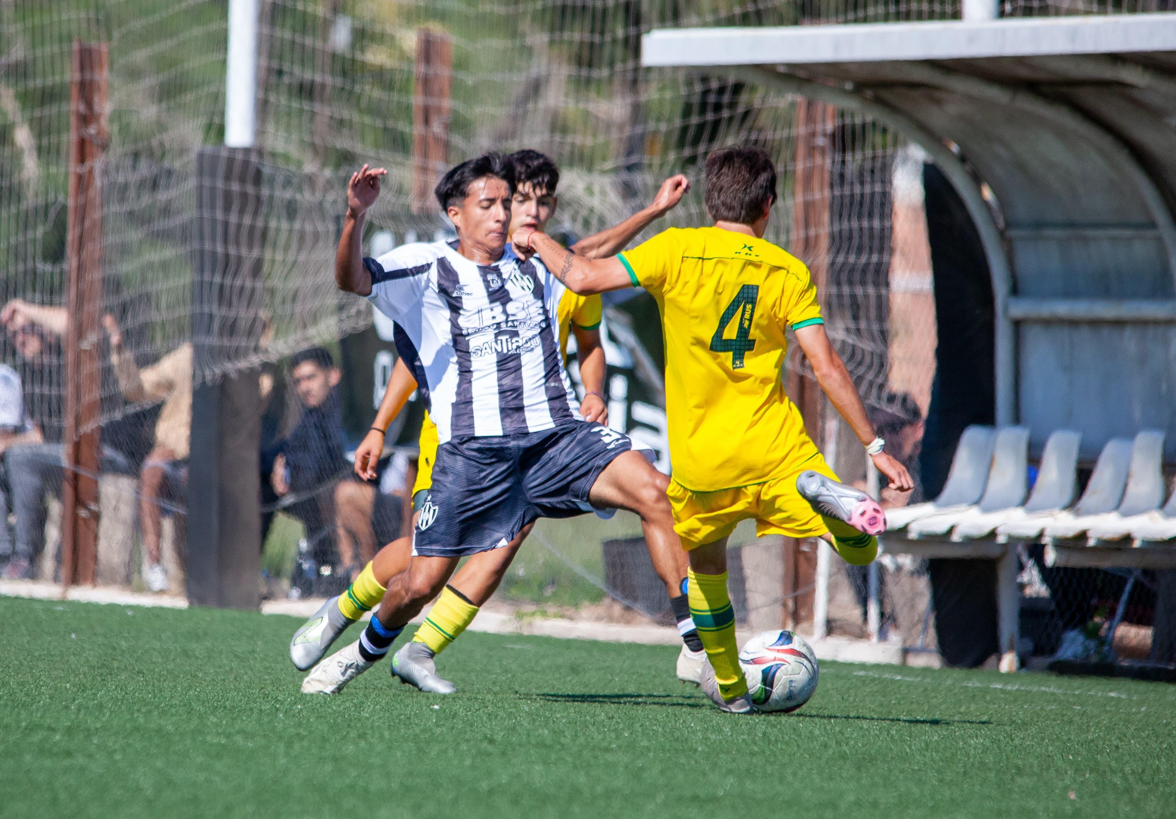 Los juveniles de Central Córdoba se midieron con los de Defensa y Justicia