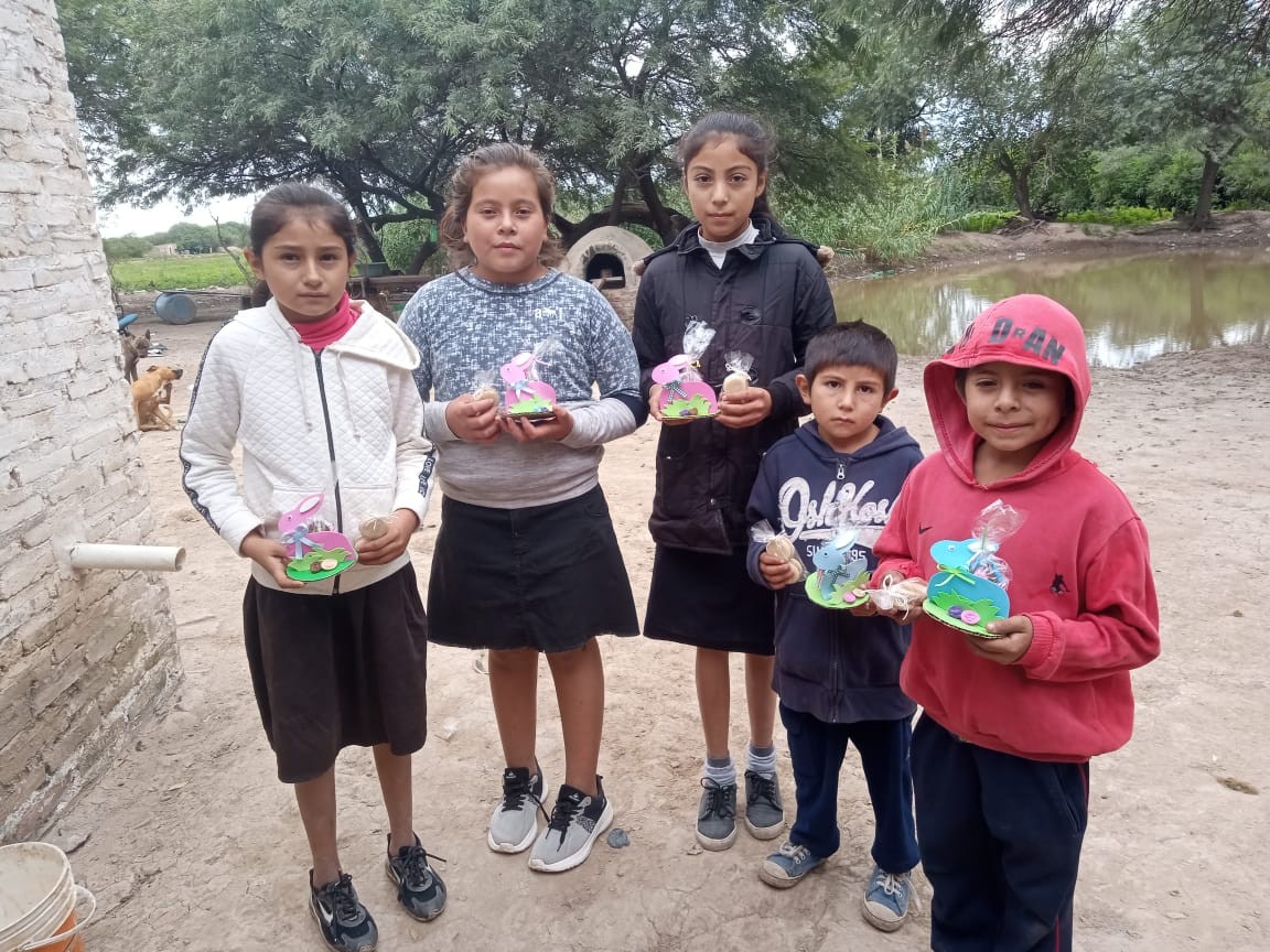 Los chicos del paraje El 20, tuvieron su bendición.