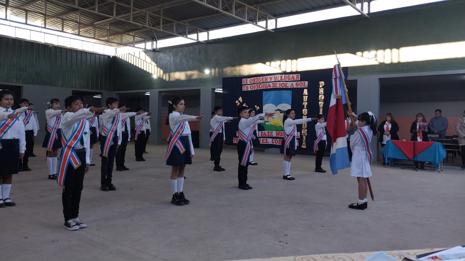 Alumnos prometieron lealtad a la bandera de la provincia