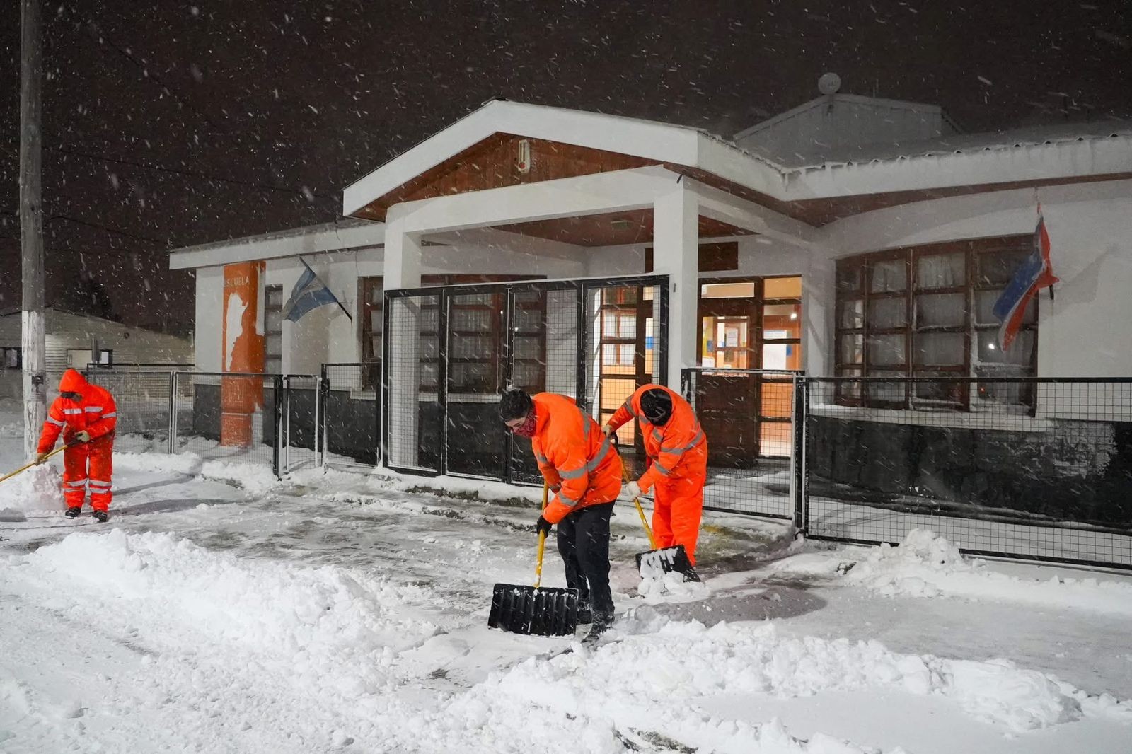Operativo Invierno: El Municipio de Tolhuin refuerza las tareas de limpieza en las calles