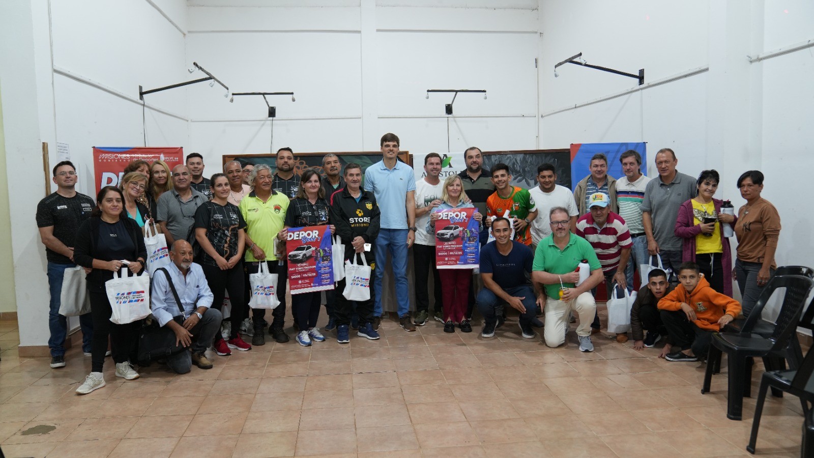 Clubes de la región sur de Misiones recibieron el Deporbono en Apóstoles.