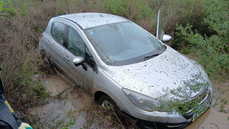 WhatsApp-Image-2025-05-26-at-12.40.00-768x432.jpeg Cerca de Mocoretá un auto despistó y terminó en una zanja