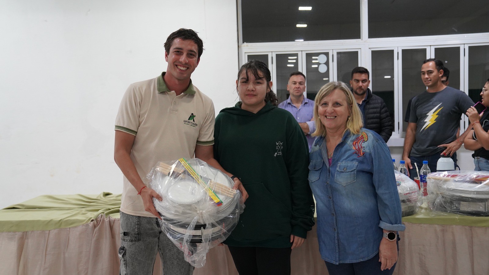 Entrega de instrumentos de cara a la Estudiantina 2025.