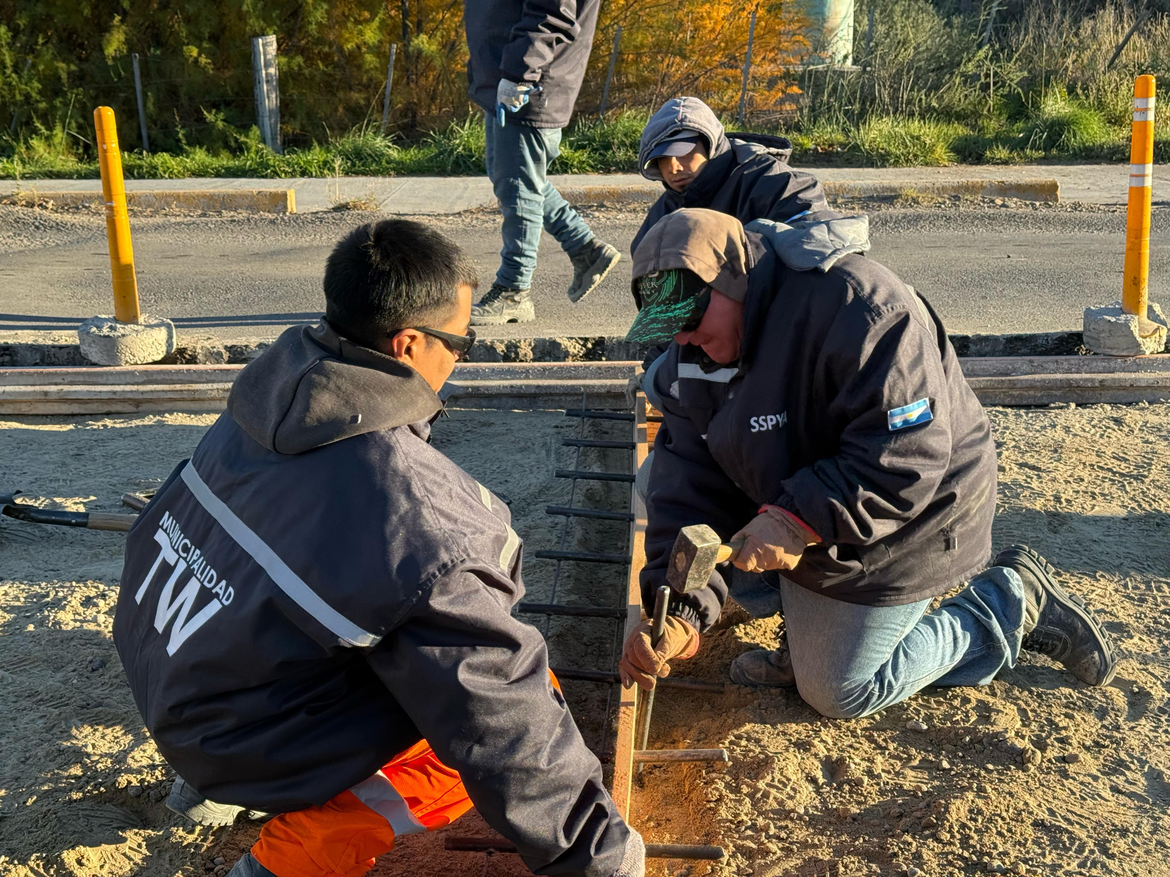 Trabajos de recuperación de calzada sobre Capitán Murga, un sector clave de Trelew