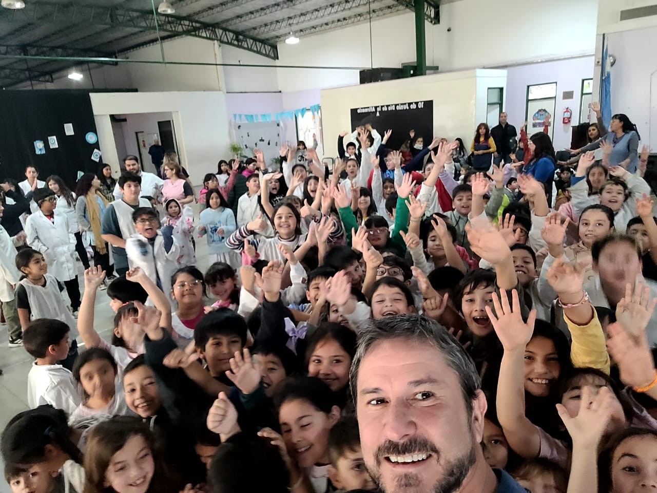 Compromiso cumplido: Merino entregó juegos nuevos para la Escuela 189 del barrio Etchepare
