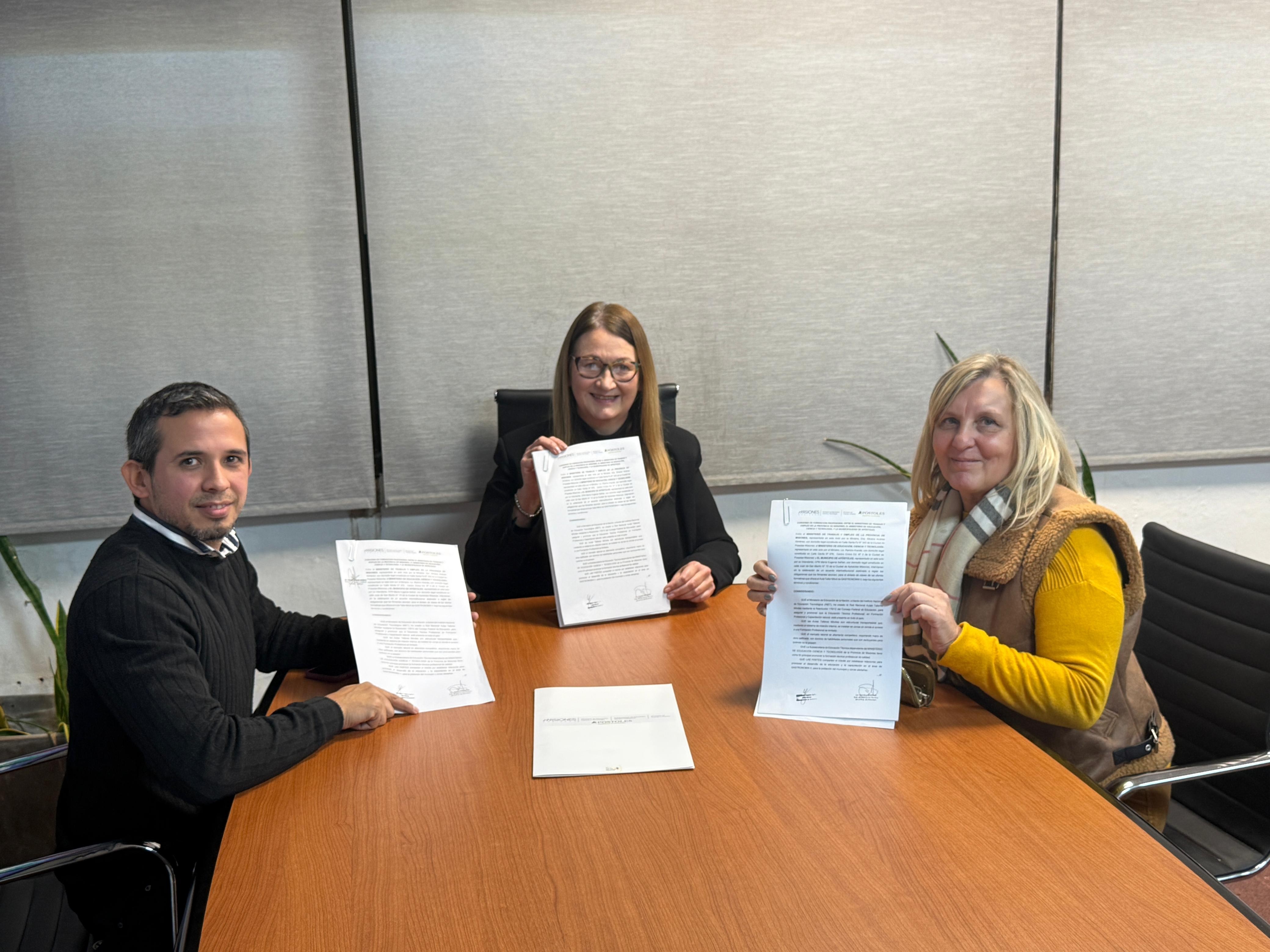 Firma de convenio entre Municipio y la Subsecretaría de Educación Técnica