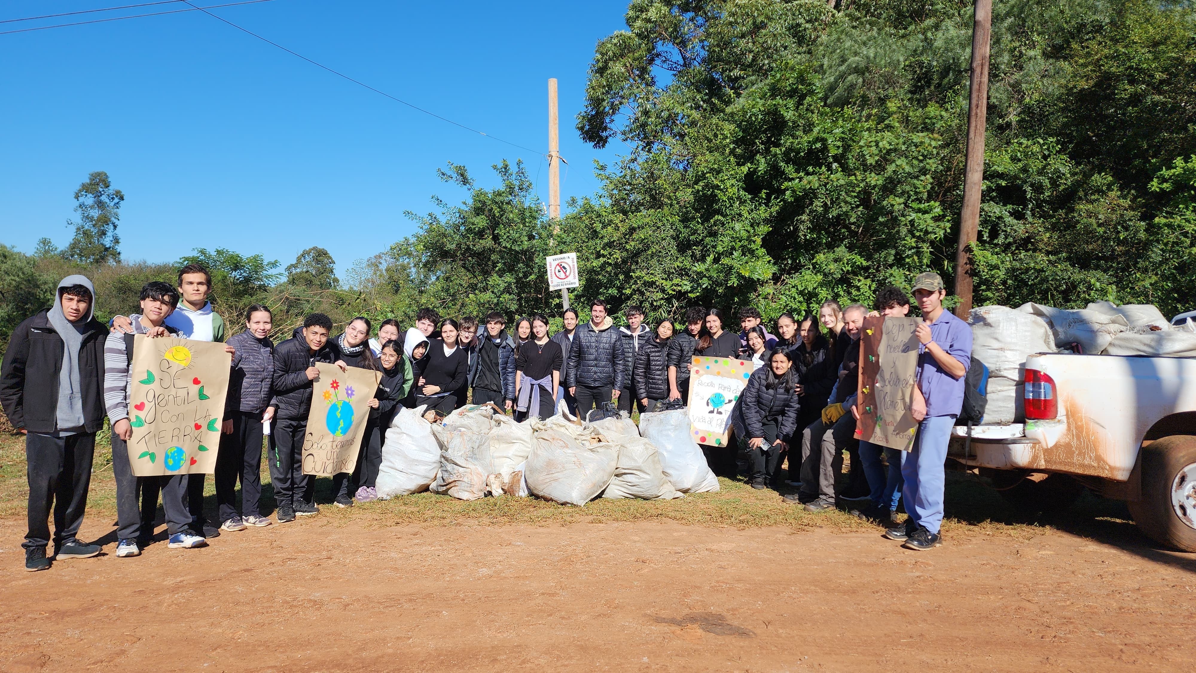 Alumnos del Colegio San Josafat participaron de la jornada de Plogging en Apóstoles